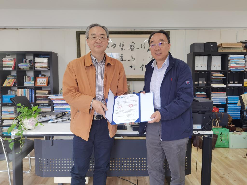 图2 颁发聘书.jpg