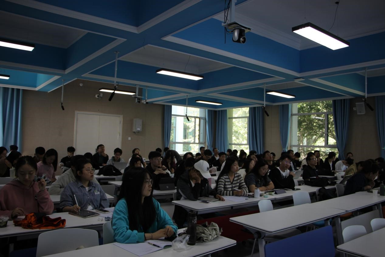 3.威尼斯官网师生在讲座现场.jpg 3.威尼斯官网师生在讲座现场.jpg